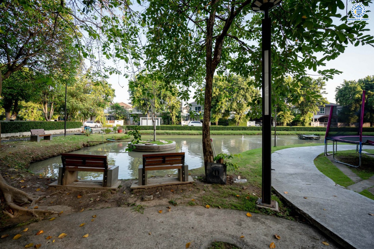 บ้านเดี่ยวมือสอง จากแบรนด์ LH โครงการ ชัยพฤกษ์ วัชรพล หลังใหญ่ เนื้อที่ 55.4 ตร.ว. ฟังก์ชัน 3 ห้องนอน 3 ห้องน้ำ จอดรถได้ 2 คัน พร้อม Facilities ครบครัน บนทำเลเดินทางสะดวก ติดถนนสุขาภิบาล5 เชื่อมต่อหลายเส้นทาง ใกล้ทางด่วน "ฉลองรัช" และรถไฟฟ้าสายสีเขียว "สถานีสายหยุด"